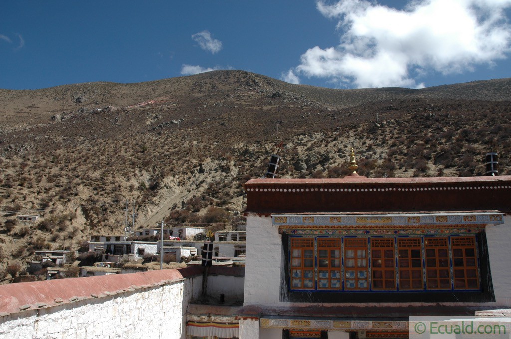 Le monastère de Shuksep avec vue éloignée de Kangri Thökar et son ermitage