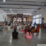 Fidèles dans la salle du Samadhi