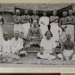 Ramana Maharshi entouré de disciples